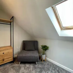 Large House Near Victoria Park For Groups, 10 Mins Bus To Centre Cardiff