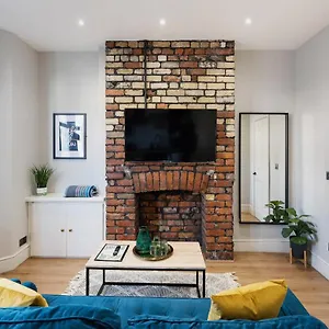 Stylish Modern Near The Centre With Nearby Off-road Parking Cardiff
