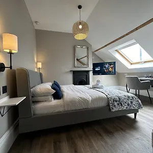 Bed & Breakfast Number One Hundred, Cardiff